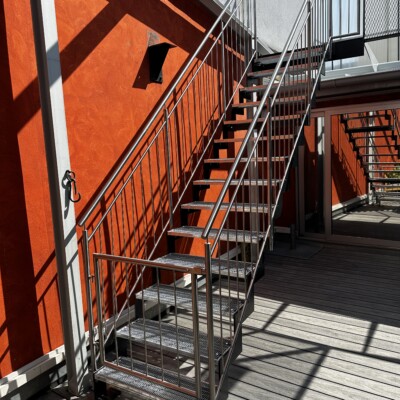Produktfoto: Stahlwangentreppe abgetreppt mit Gitterrosttrittstufen 3
