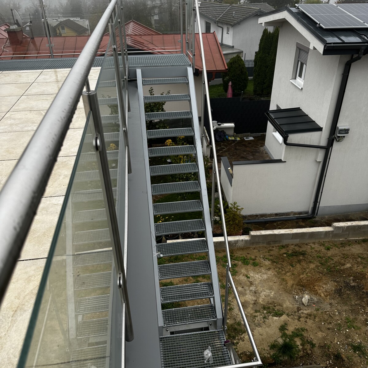 Edelstahl Glasgeländer voll verschweißt mit Stahlwangentreppe