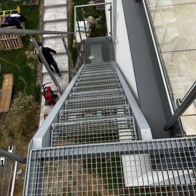 Produktfoto: Edelstahl Glasgeländer voll verschweißt mit Stahlwangentreppe 8