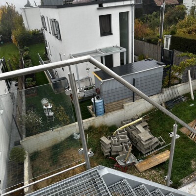 Produktfoto: Edelstahl Glasgeländer voll verschweißt mit Stahlwangentreppe 8