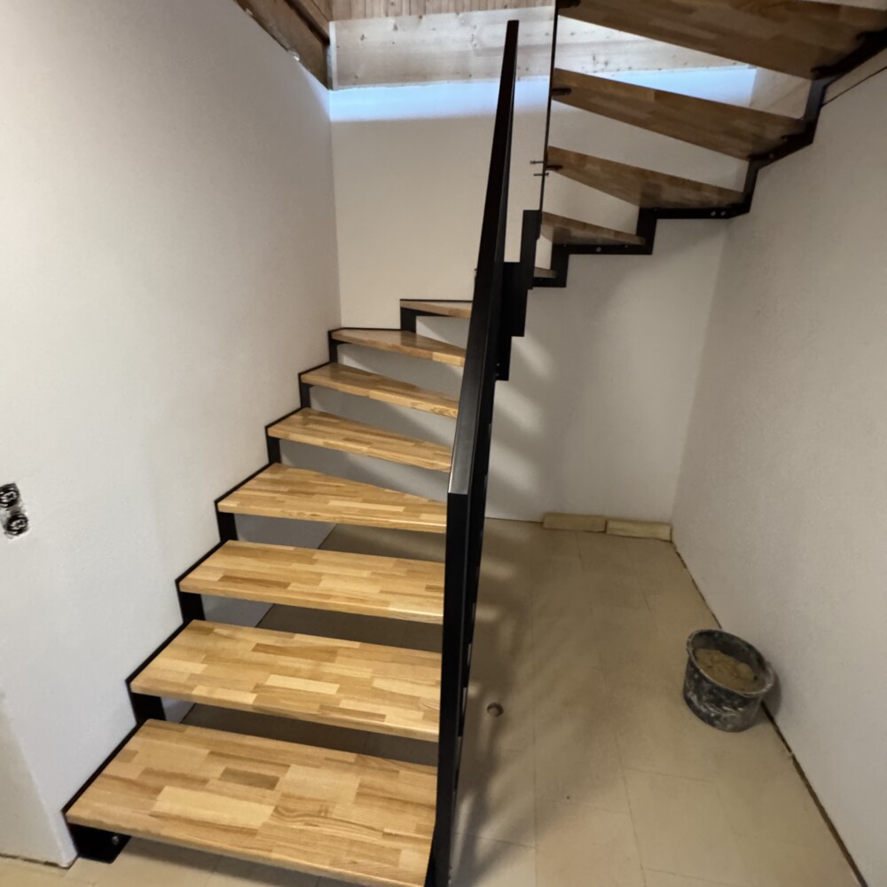 Stahlwangentreppe abgetreppt