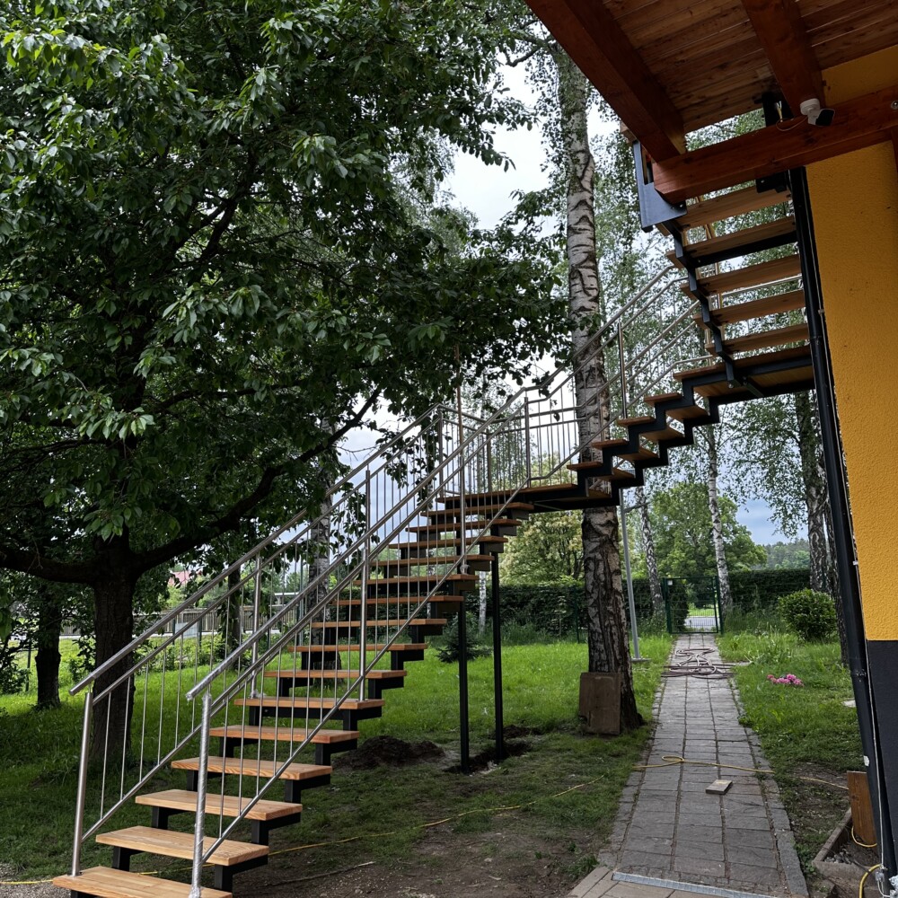 Zweiholmtreppe mit zwei Zwischenpodesten
