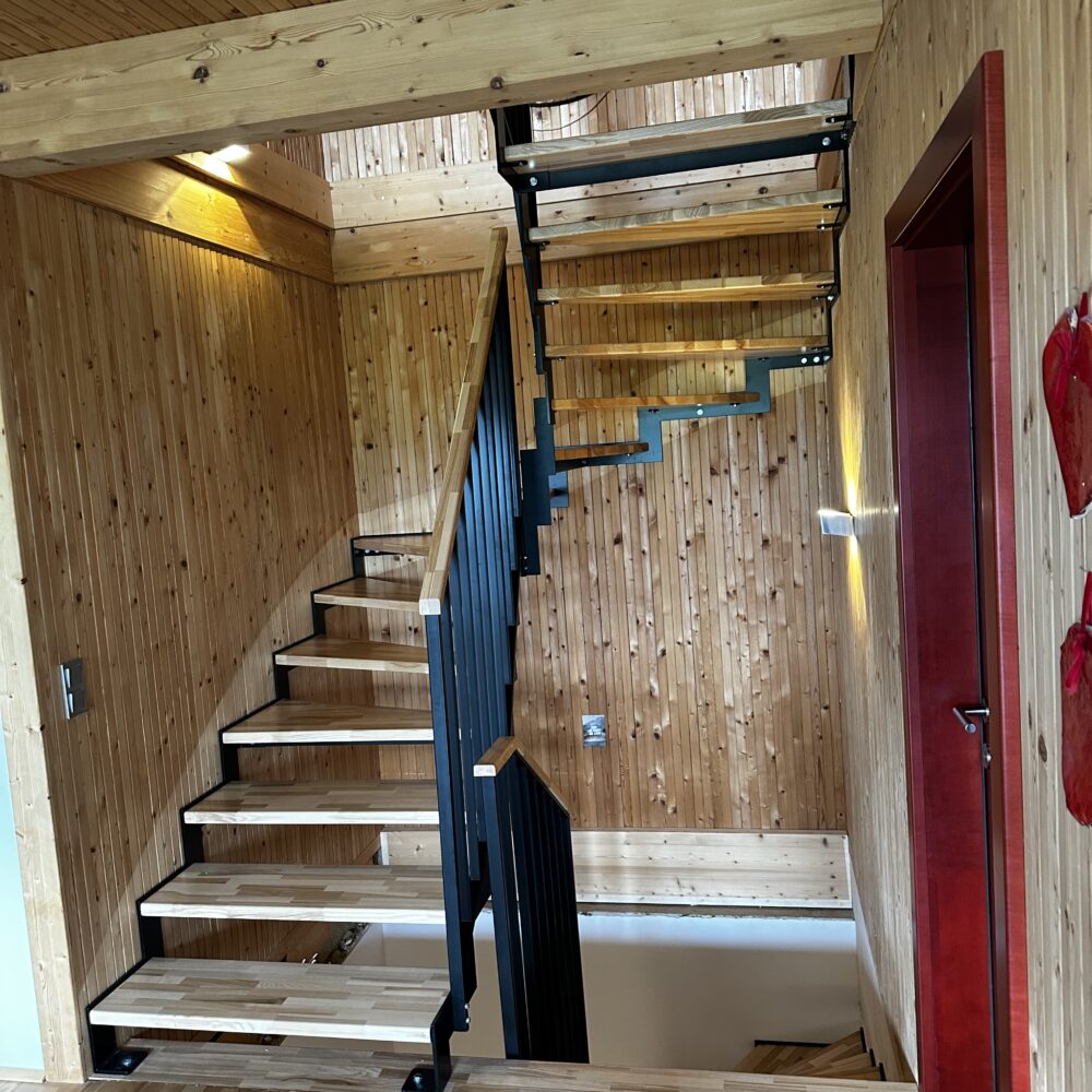 Stahlwangentreppe mit Stabgeländer