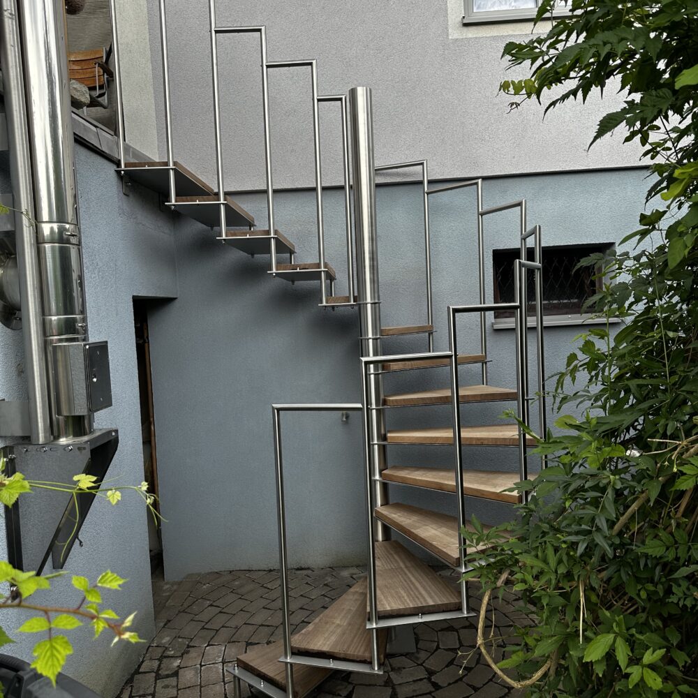 Spindeltreppe Vienna volledelstahl mit Bankirai Holztrittstufen und geradem Austritt