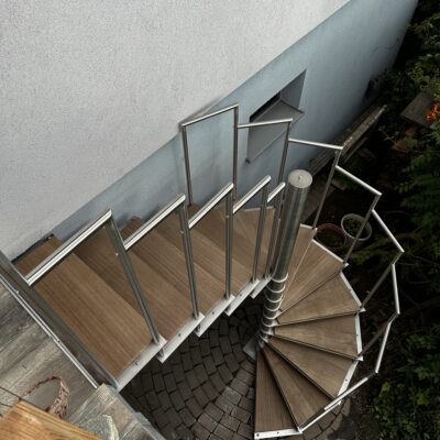 Produktfoto: Spindeltreppe Vienna volledelstahl mit Bankirai Holztrittstufen und geradem Austritt 2