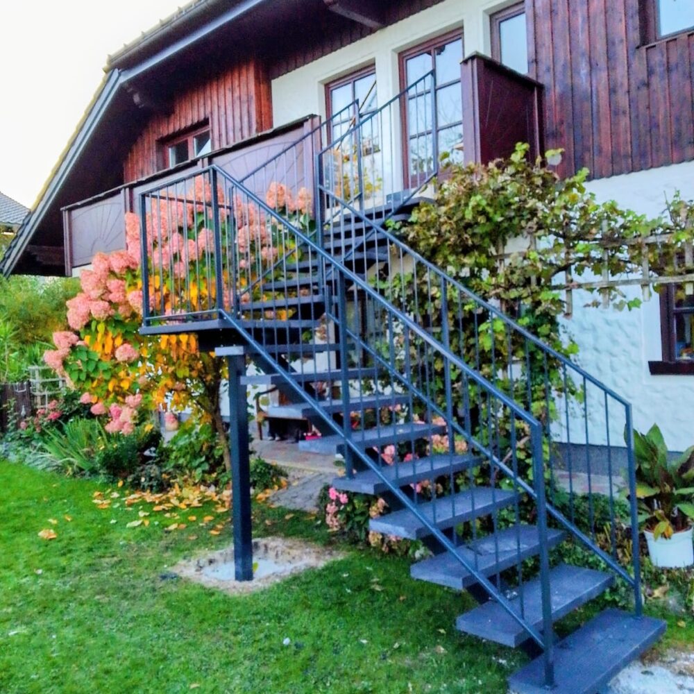 Mittelholmtreppe mit Glasfaser verstärkten Kunststoffstufen