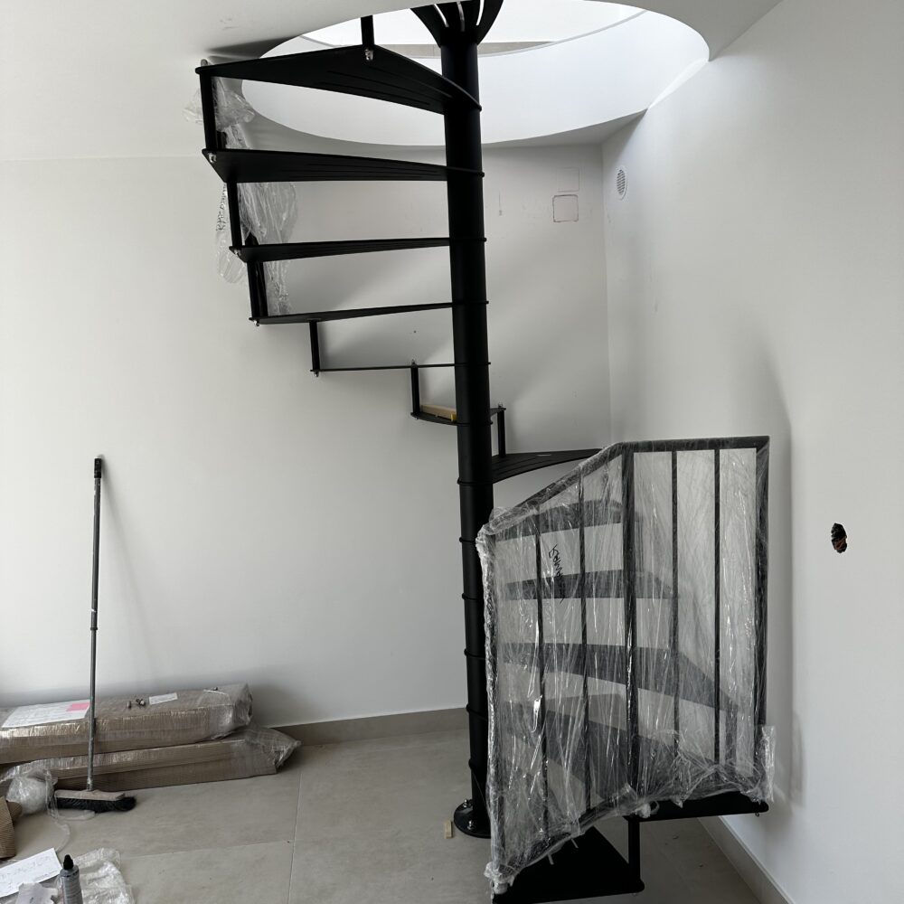 Spindeltreppe Paris schwarz matt pulverbeschichtet