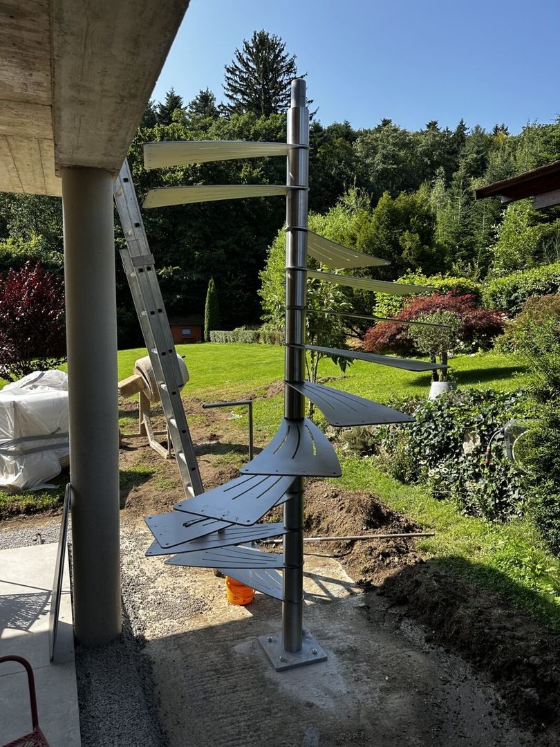 Aufbau einer Spindeltreppe komplett aus Edelstahl in einem Garten