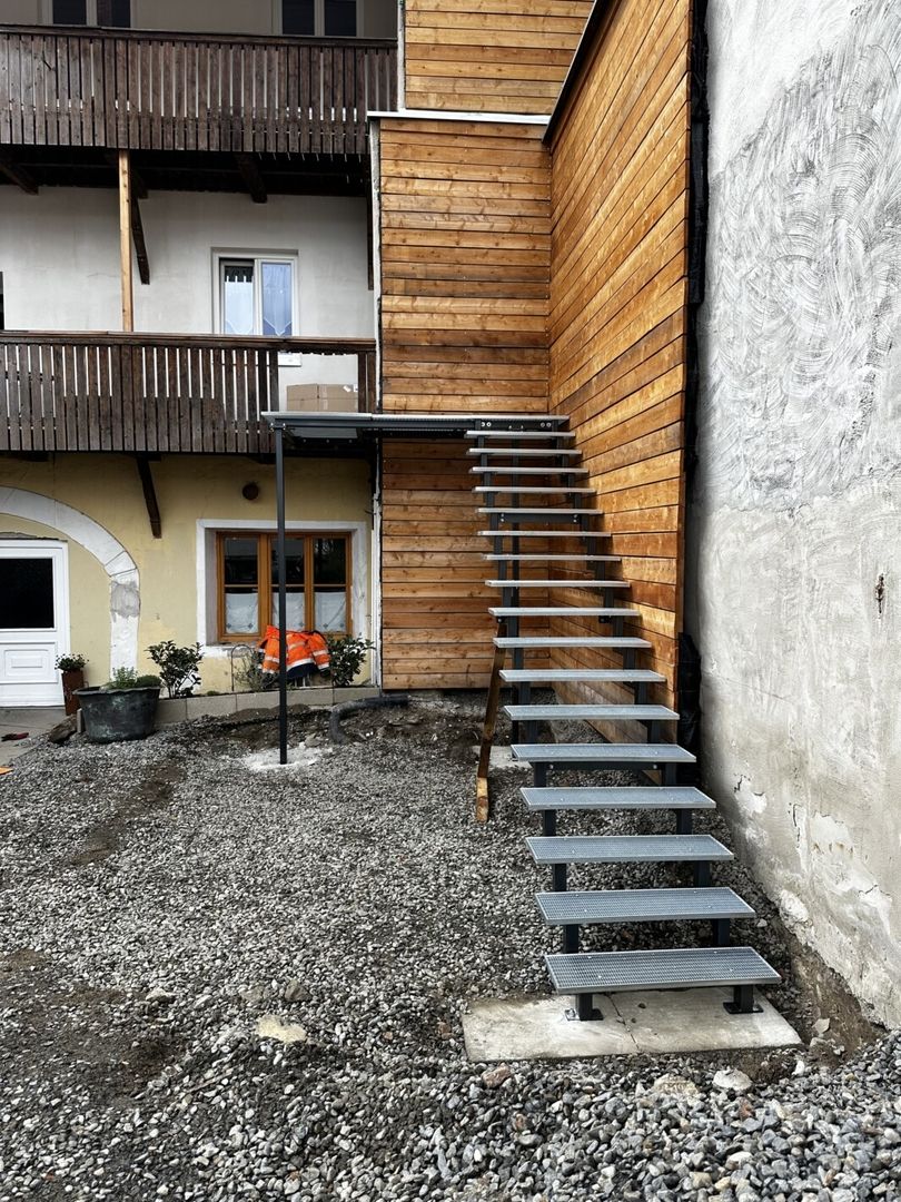 Aufbau einer Zweiholmpodesttreppe an einer Holzhauswand