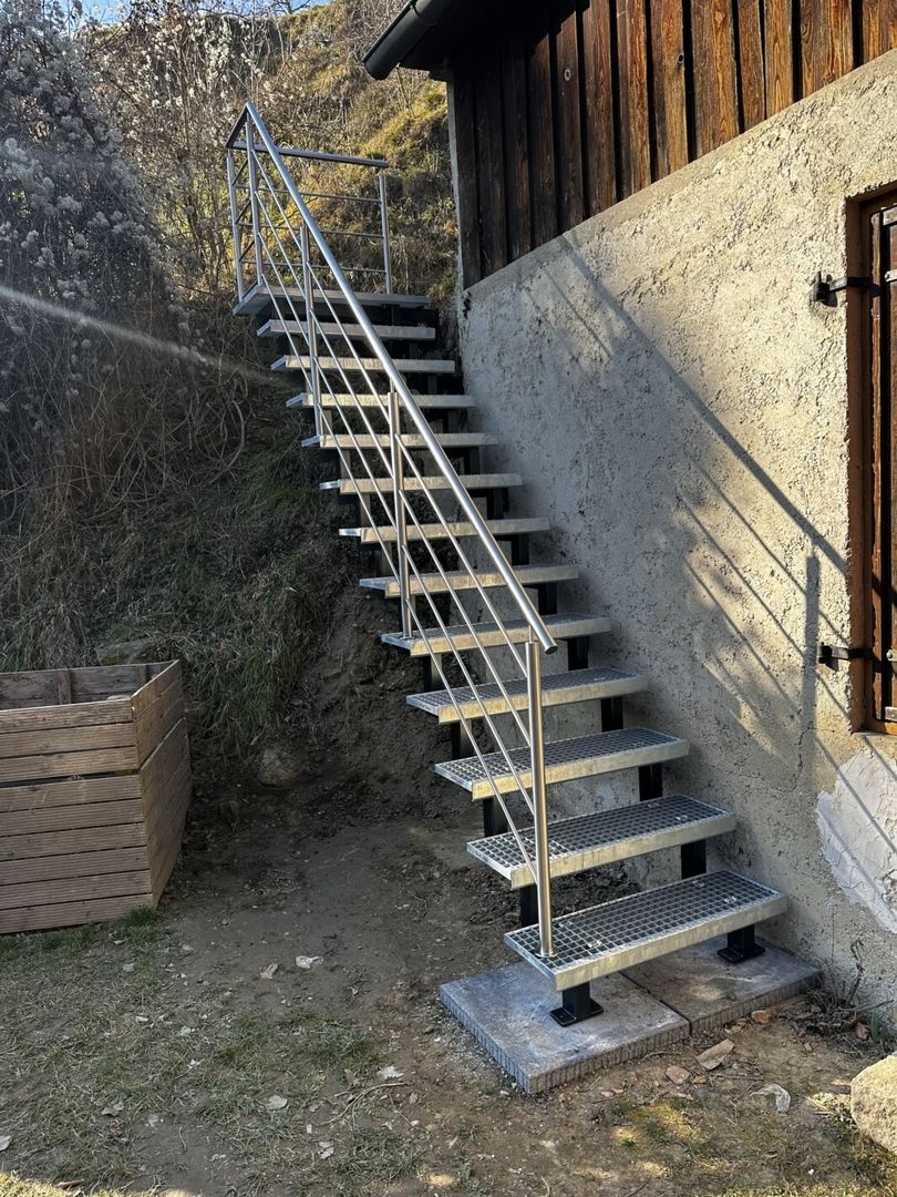 Eine Zweiholmtreppe aus Stahl an einer Hauswand