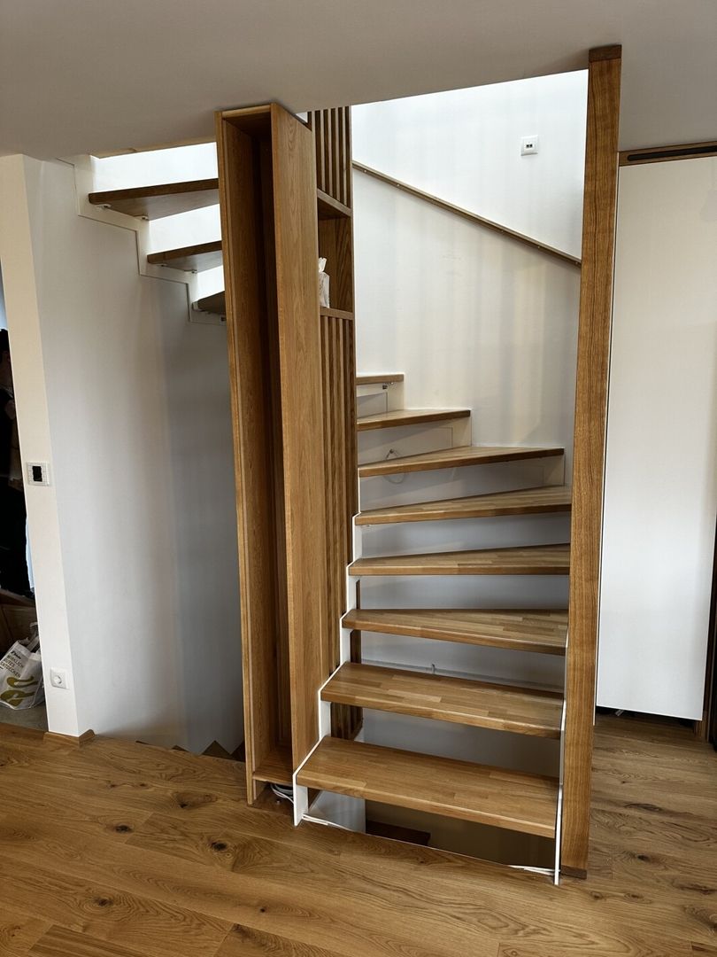 Eine Stahlwangentreppe mit Holztreppen in einem hellen Flur