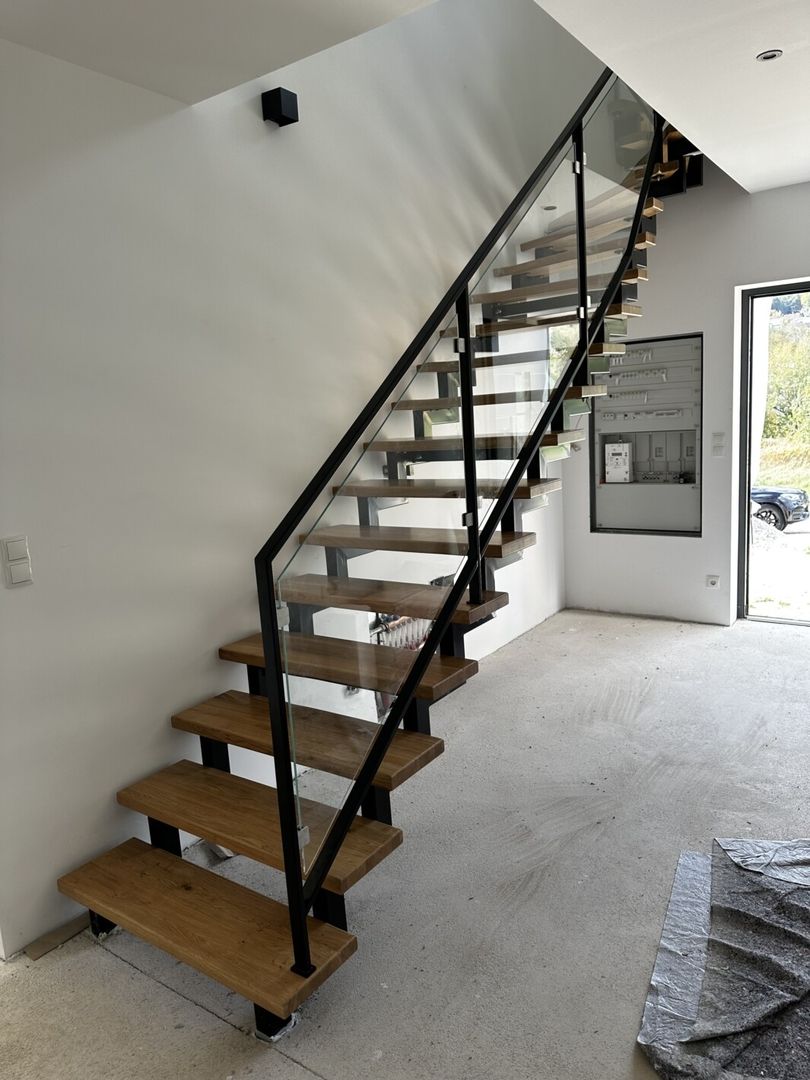 Eine Zweiholmtreppe mit Holztreppen in einem hellen Raum