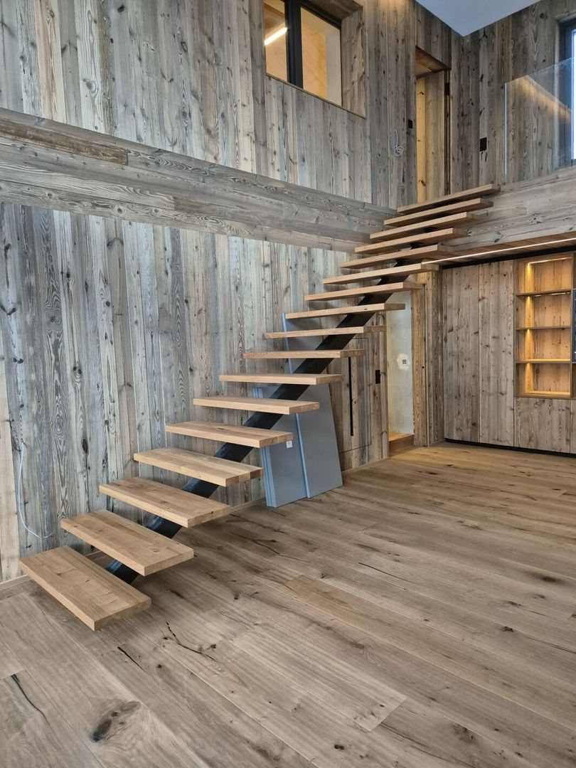 Eine Mittelholmtreppe in einem hellen Raum von vorne fotografiert