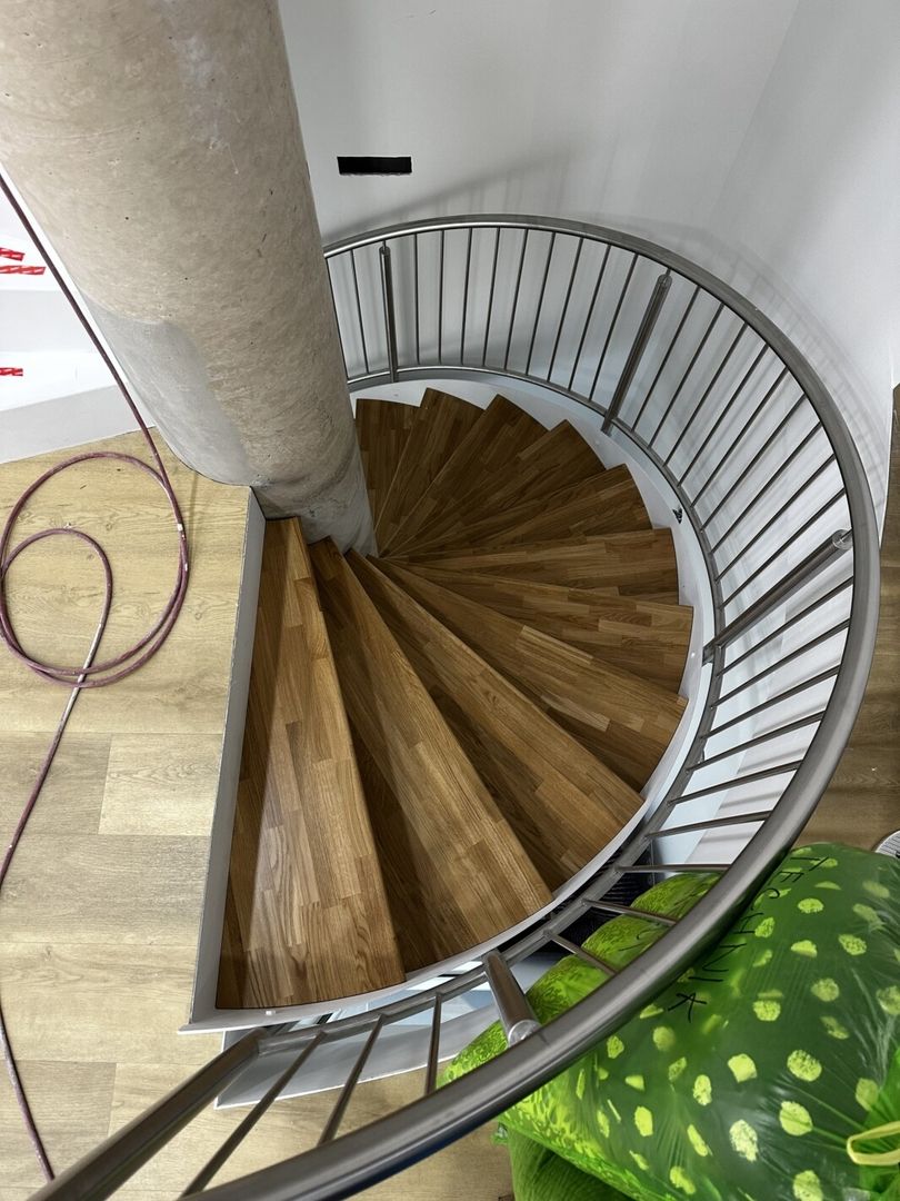 Eine Spindeltreppe Faltwerk-Optik von oben fotografiert