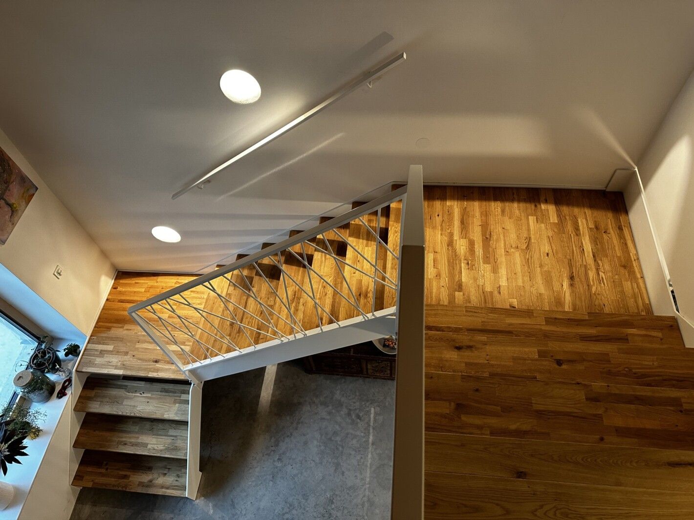 Eine Stahlwangen-Podesttreppe aus Holz von oben fotografiert