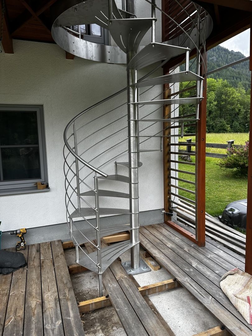 Eine Edelstahl Spindeltreppe mit Relinggeländer auf einer Terrasse