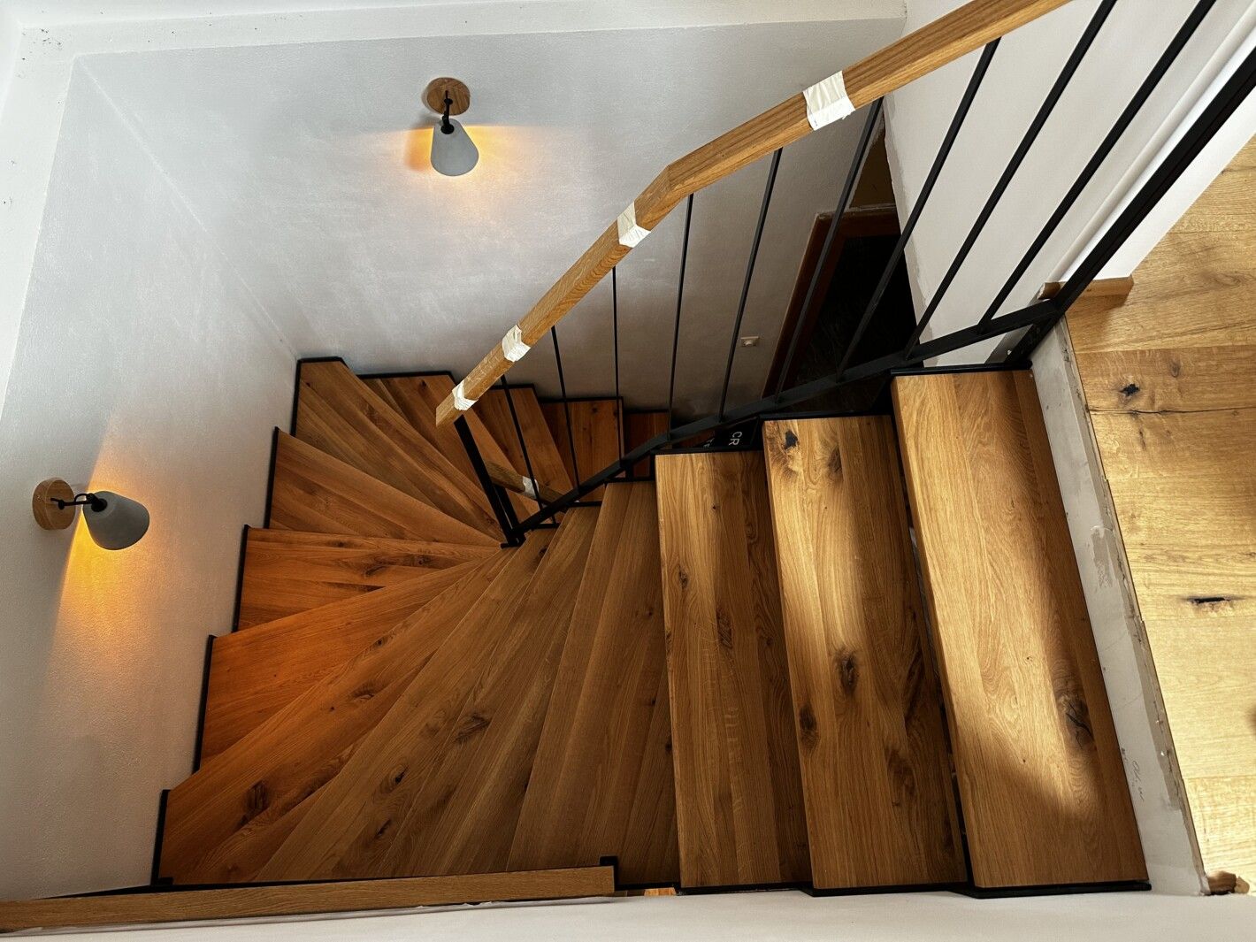 Eine Stahlwangentreppe mit Holztreppen in einem hellen Flur