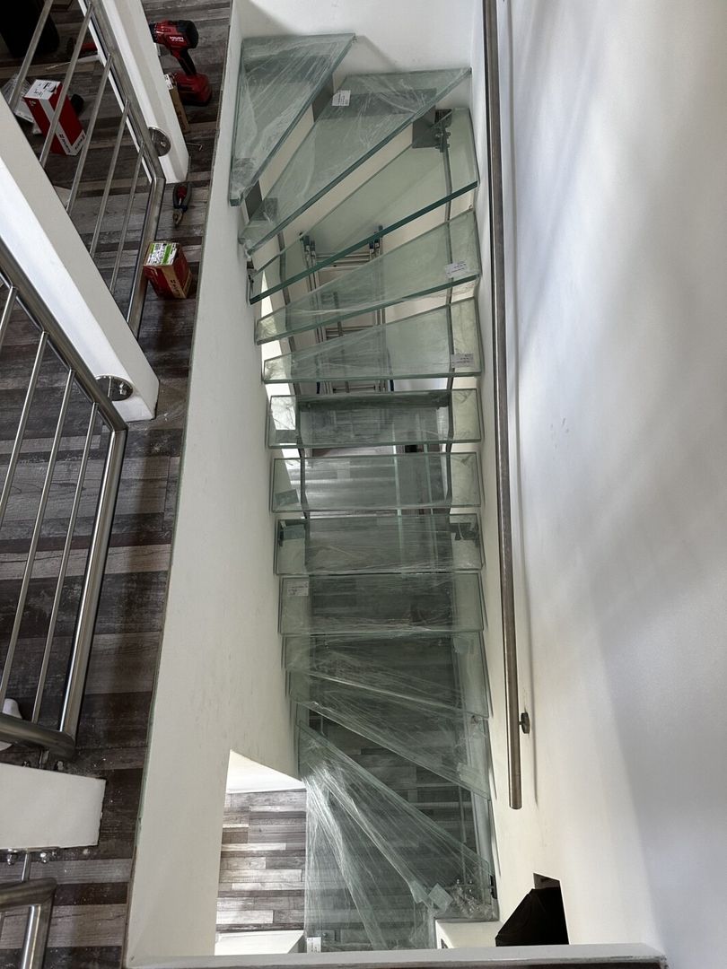 Eine Stahlwangentreppe mit Glastrittstufen von oben fotografiert