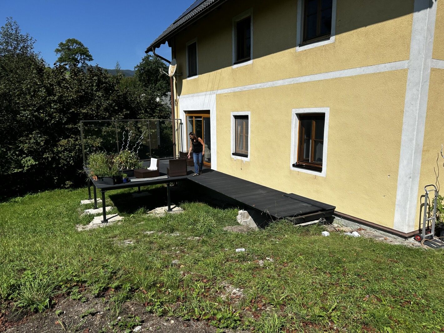 Aufbau einer Stahlterrasse mit Glasfaserverstärktem Kunststoffbelag