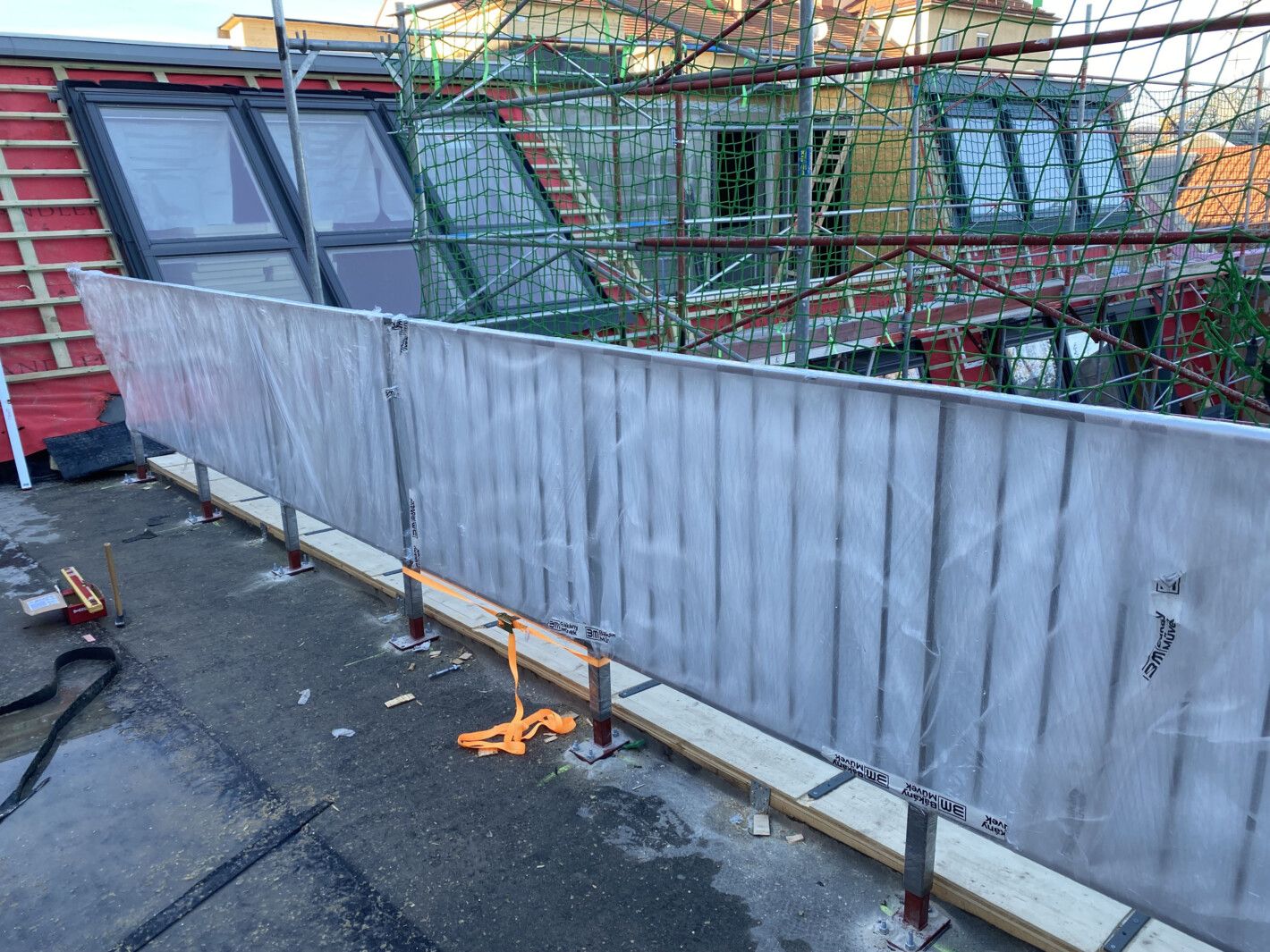 Aufbau eines Edelstahl Stabgeländers an einer Terrasse