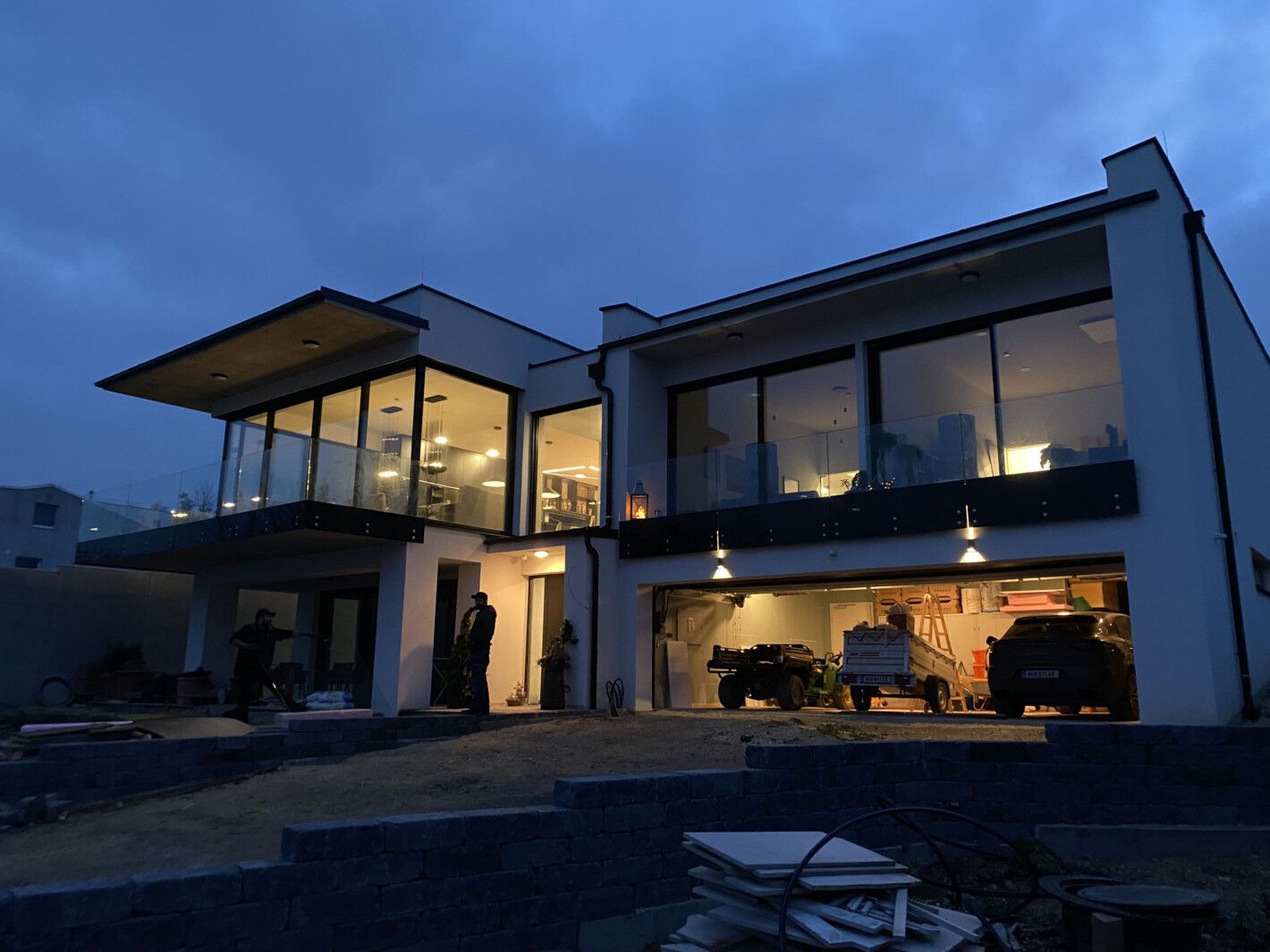 Ein Nurglasgeländer an einem großen weißen Haus