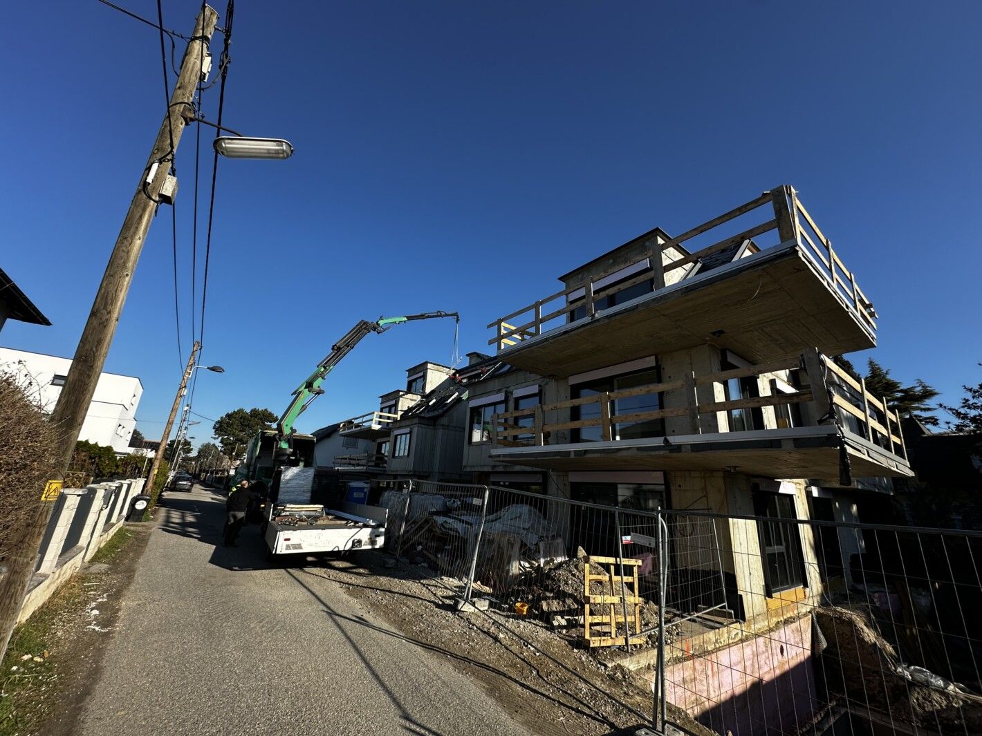 Baustelle eines neuen Hauses mit einem großen Kran