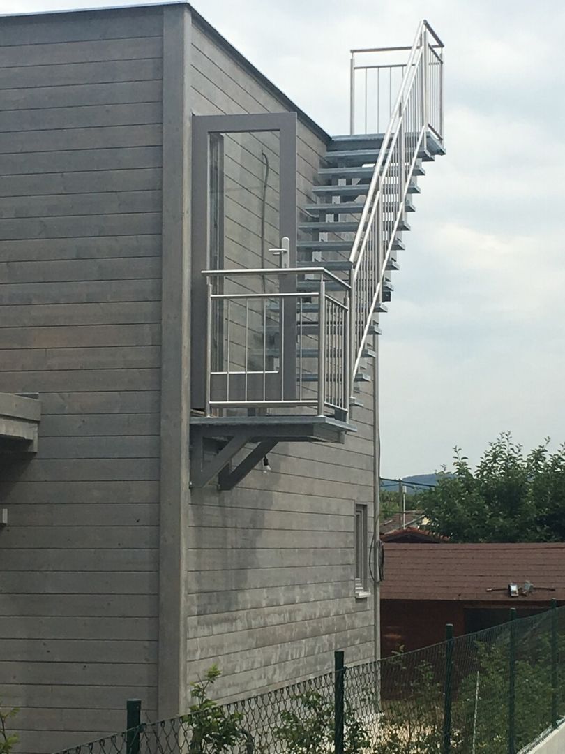 Eine Metall Zweiholmtreppe die zu einer Dachterrasse führt