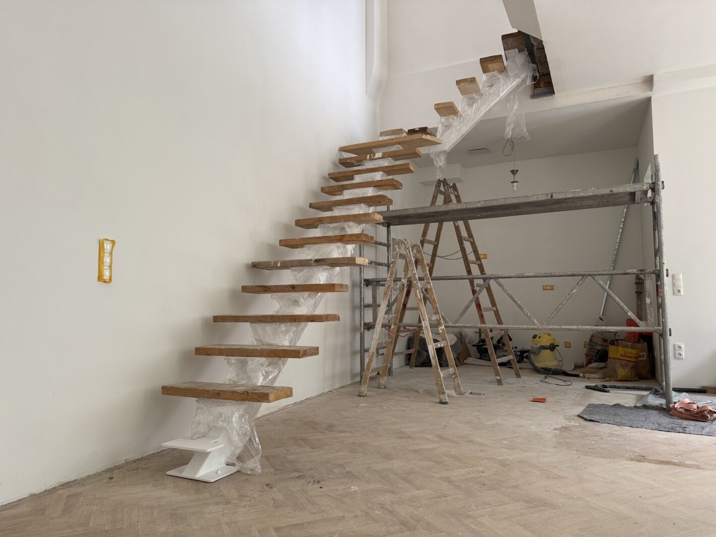 Aufbau einer Mittelholm Podesttreppe aus Holz in einem hellen Raum