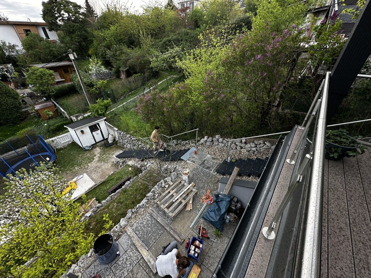 Zweiholmtreppe aus Metall mit Metallgeländer von einem Balkon aus fotografiert