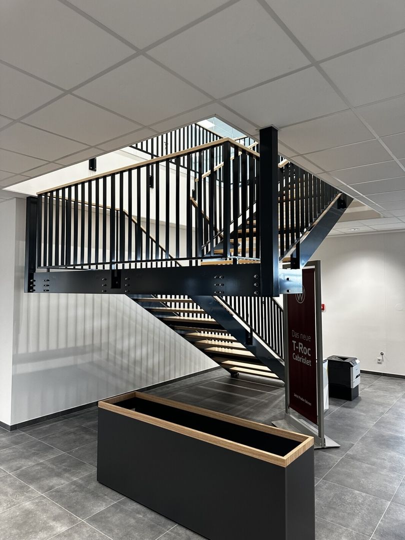 Eine Stahlwangenpodesttreppe in einem hellen Raum