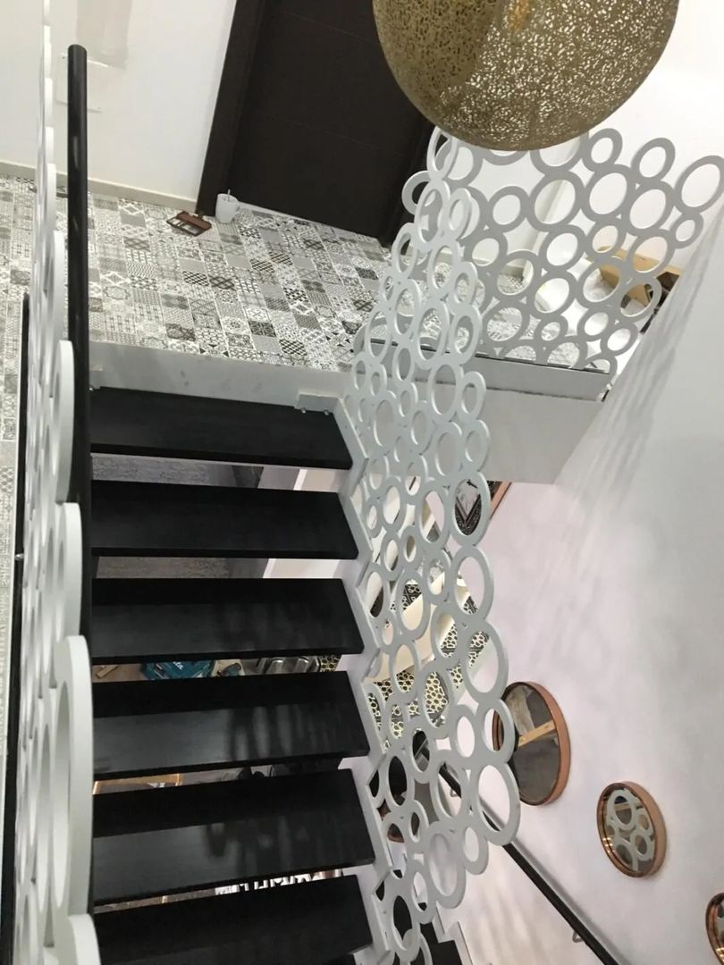 Weißes Creative-Geländer an einer schwarzen Treppe