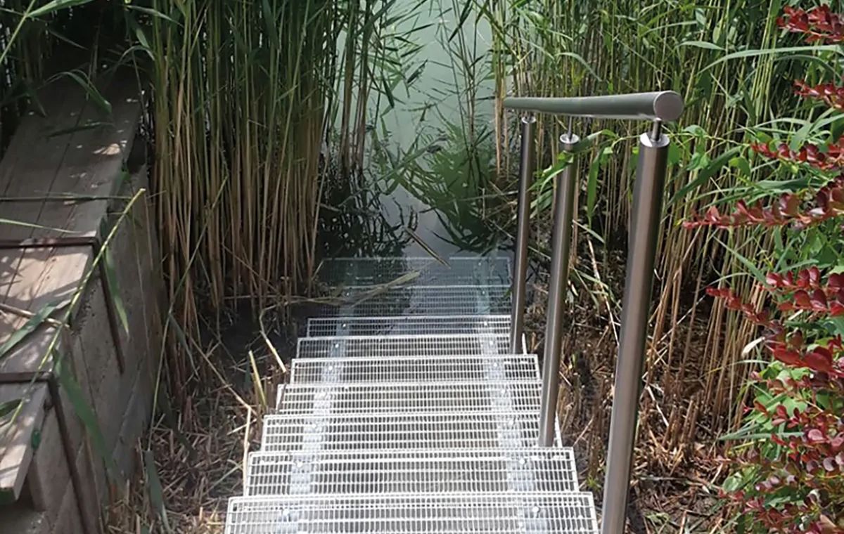 Metalltreppe die in einen See führt