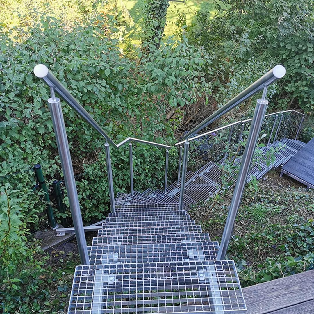 Metalltreppe die einen Garten herunter führt