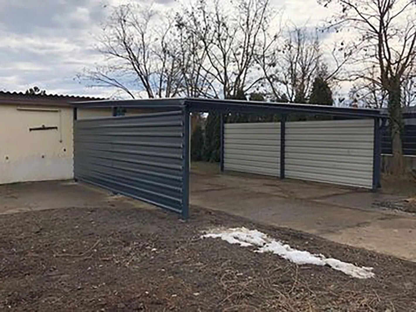 Dunkler Carport in einem Garten