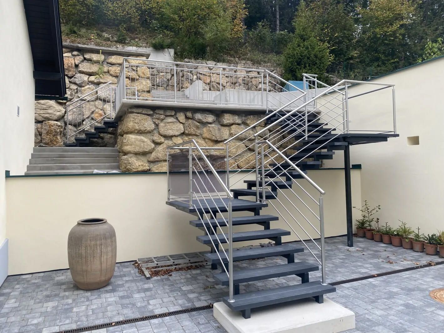 Zweiholmtreppe aus Metall mit Metallgeländer in einem Garten