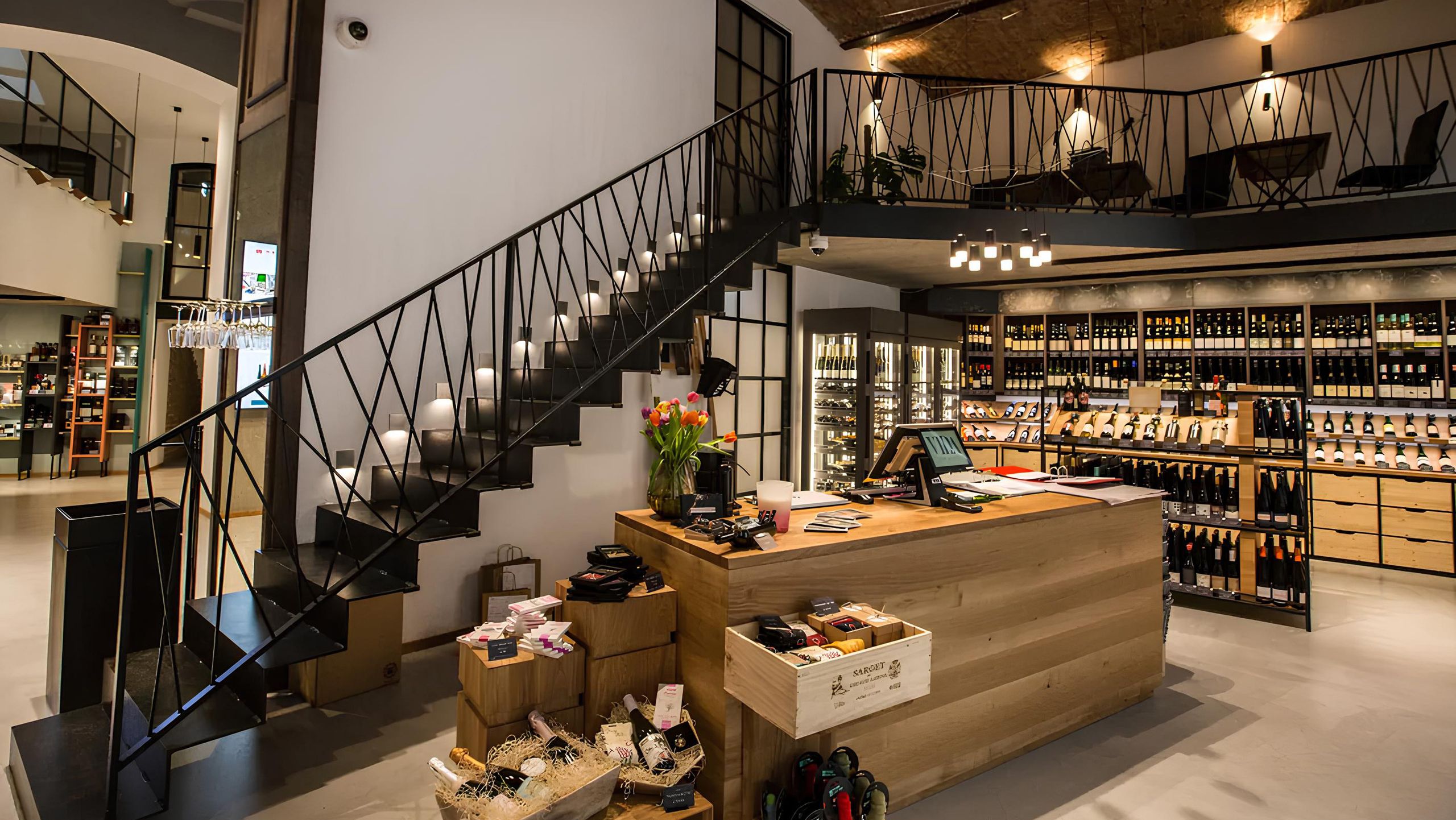 Bild vom Innenraum eines Weinladens, mit einer Treppe