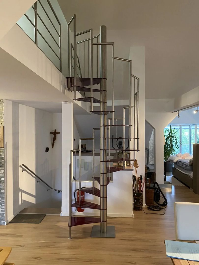 Rote Spindeltreppe mit silbernem Geländer, im Wohnzimmer