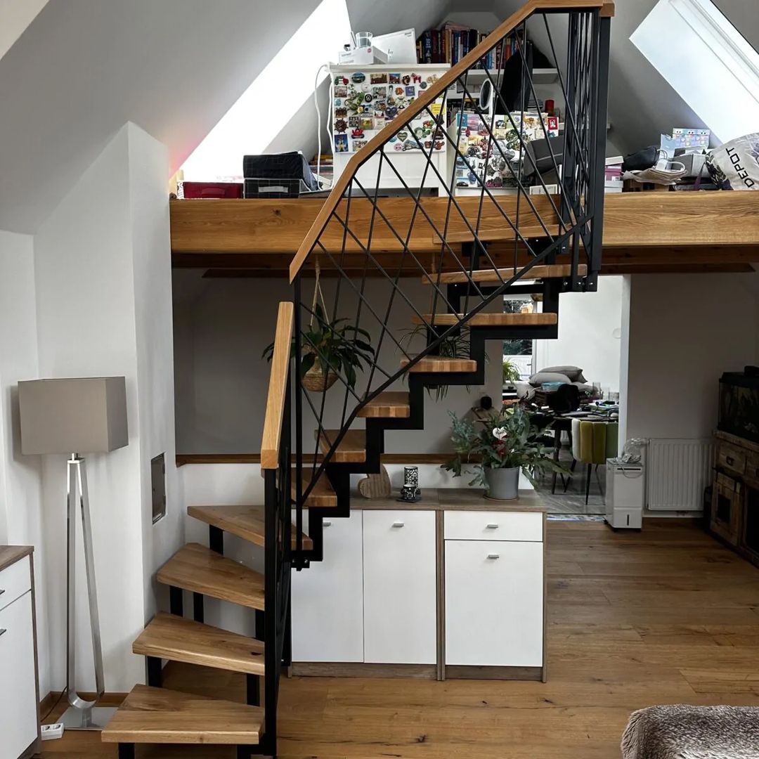 Zweiholmtreppe aus Holz mit Metallgeländer, von vorne