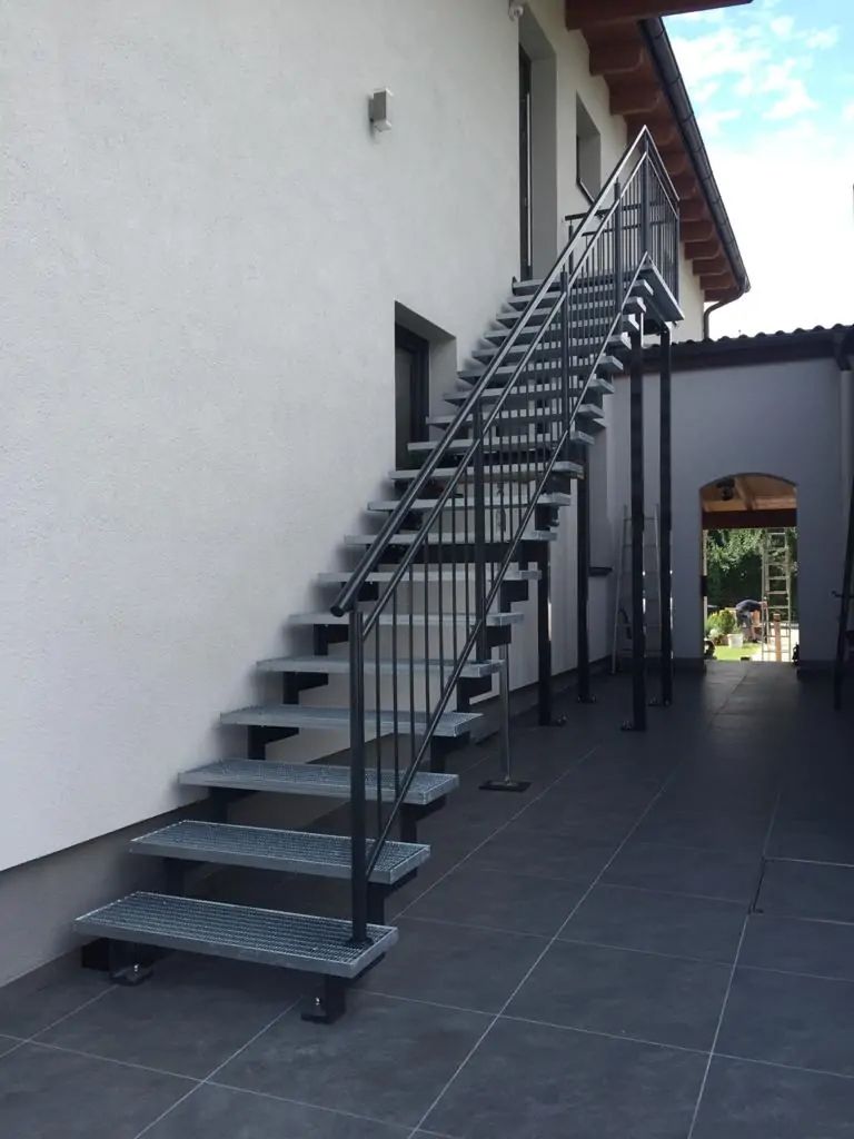 Stahlwangentreppe an einer Hauswand