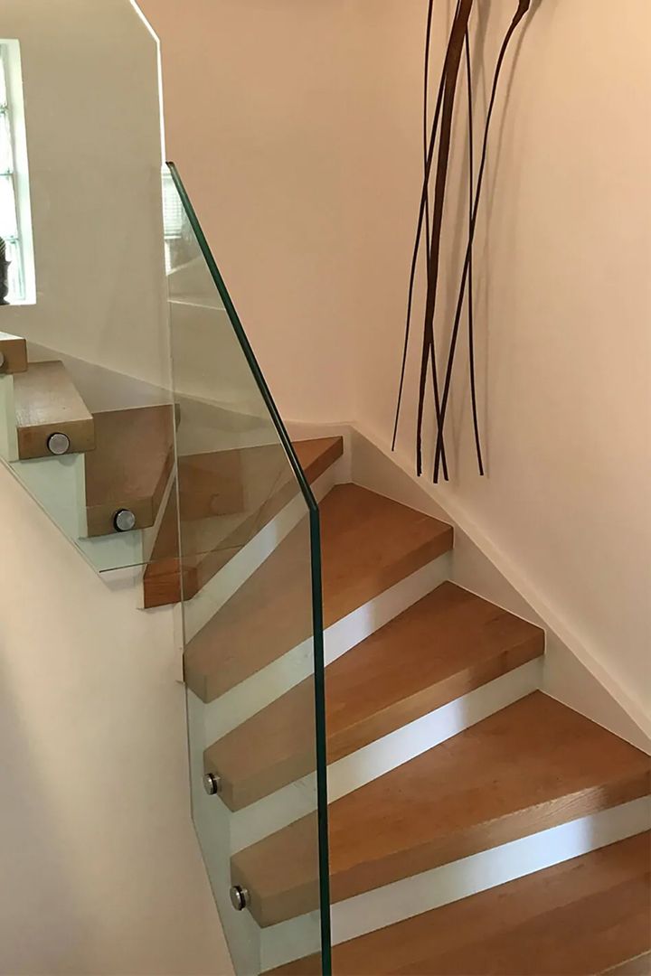 Ein Nurglasgeländer an einer Holztreppe