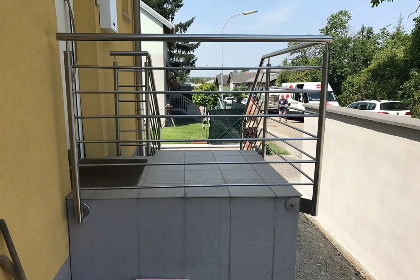 Relinggeländer an einer Treppe zur Haustüre