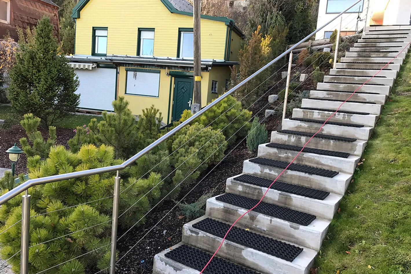 Seilgeländer an einer Steintreppe