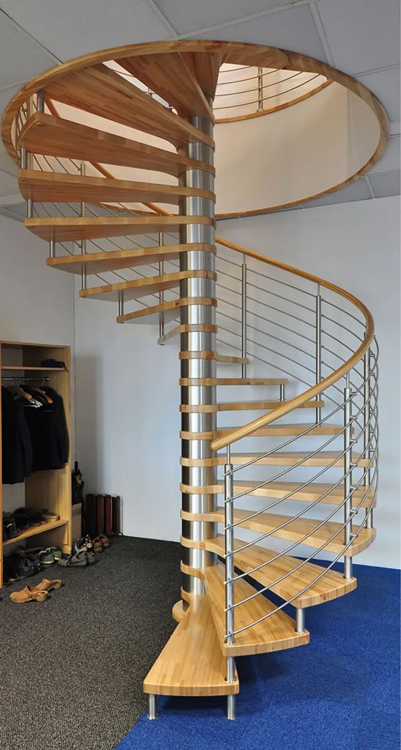 Spindeltreppe aus Holz mit Metallgeländer