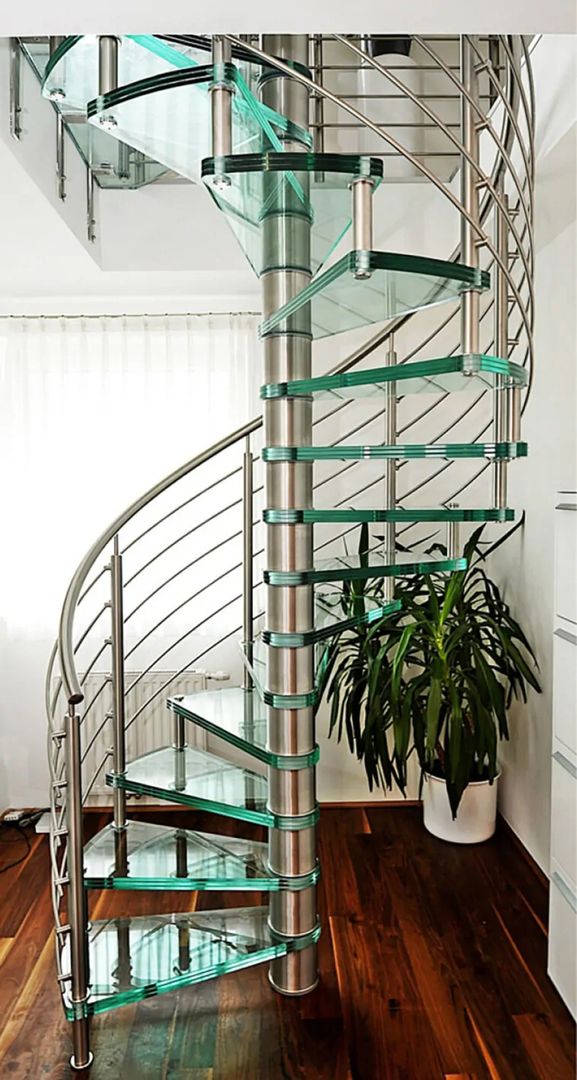 Spindeltreppe aus Glas mit Metallgeländer