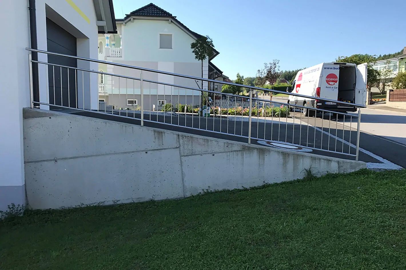 Stabgeländer an einer Auffahrt vor einem Haus