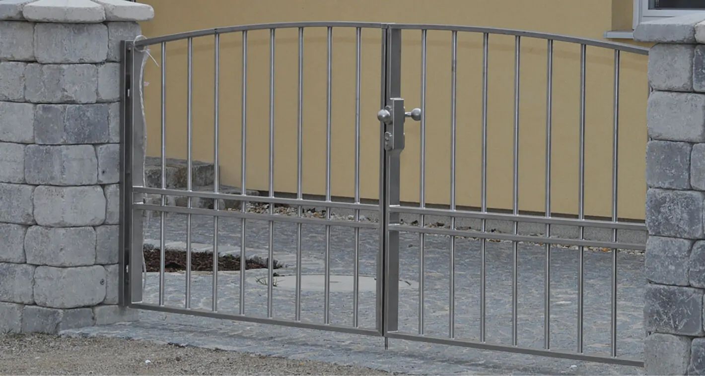 Nahaufnahme eines Edelstahl Tor zu einem Haus