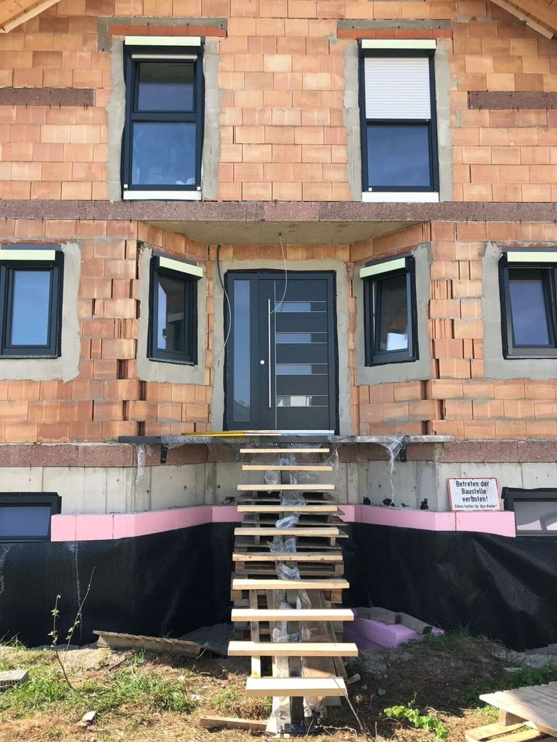 Bautreppe an einem Gebäude in der Bauphase