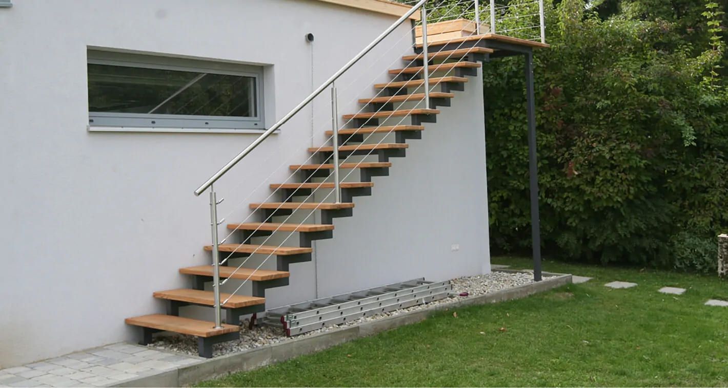 Zweiholmtreppe aus Holz mit Metallgeländer, im Garten